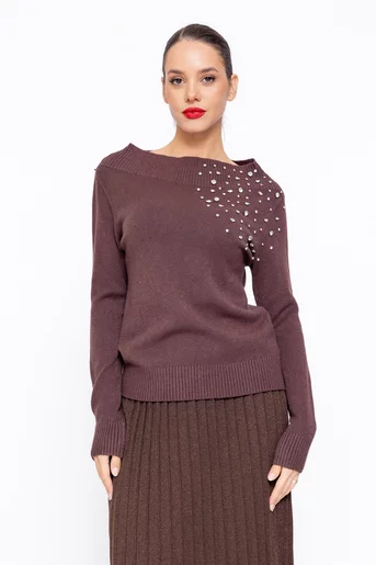 Bluză tricotată decolteu bărcuță decorată cu pietre maro BDM1106