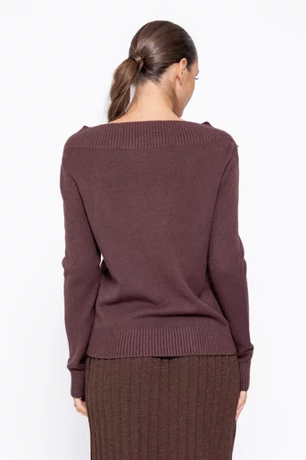 Bluză tricotată decolteu bărcuță decorată cu pietre maro BDM1106