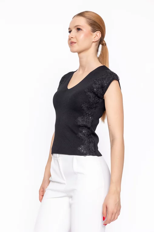 Bluză tricotată în v cu broderie neagră BSUN60305 thumbnail picture - 