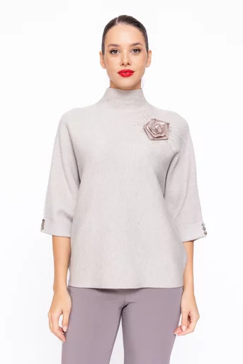 Bluză tricottaă cu nasturi si floare decorativă bej BDM1107