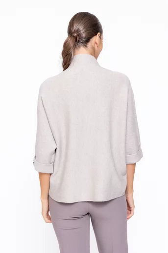 Bluză tricottaă cu nasturi si floare decorativă bej BDM1107