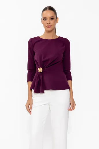 Bluză Caramel elegantă cu drapaj și broșă burgundy B4643
