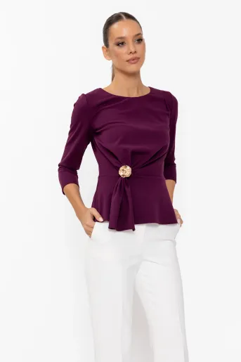 Bluză Caramel elegantă cu drapaj și broșă burgundy B4643