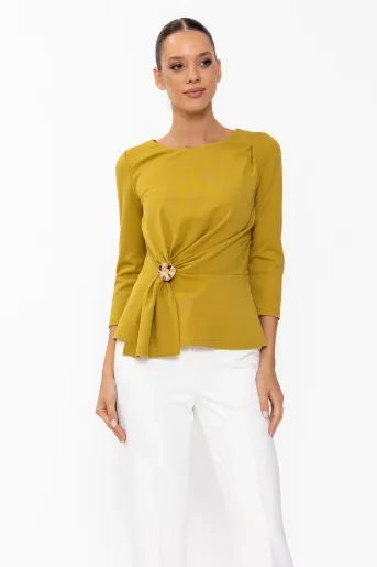 Bluză Caramel elegantă cu drapaj și broșă muștar B4643