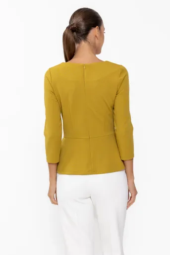 Bluză Caramel elegantă cu drapaj și broșă muștar B4643