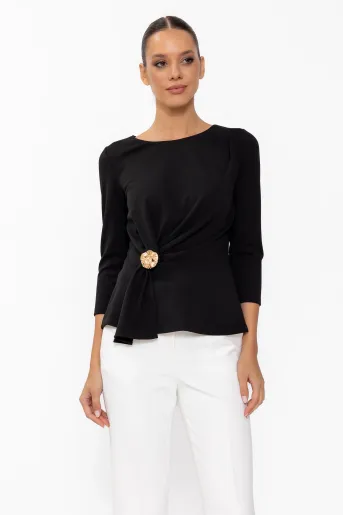Bluză Caramel elegantă cu drapaj și broșă neagră B4643