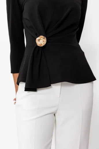 Bluză Caramel elegantă cu drapaj și broșă neagră B4643