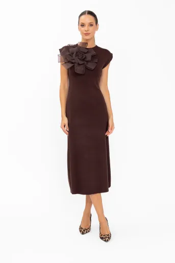 Rochie midi tricotată cu accesoriu floare maro RBD60805