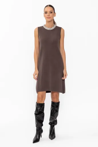 Rochie tricotată cu pietre la decolteu maro RDM60901