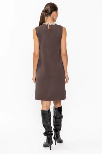 Rochie tricotată cu pietre la decolteu maro RDM60901