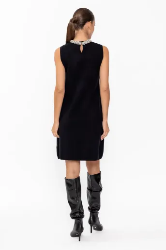 Rochie tricotată cu pietre la decolteu neagră RDM60901