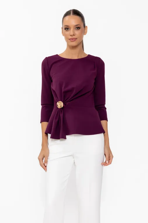 Bluză Caramel elegantă cu drapaj și broșă burgundy B4643 thumbnail picture - 
