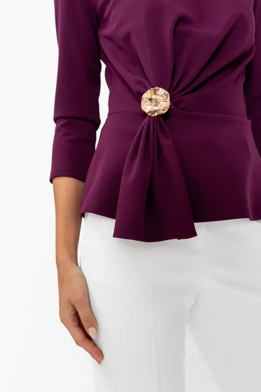 Bluză Caramel elegantă cu drapaj și broșă burgundy B4643 thumbnail picture - 