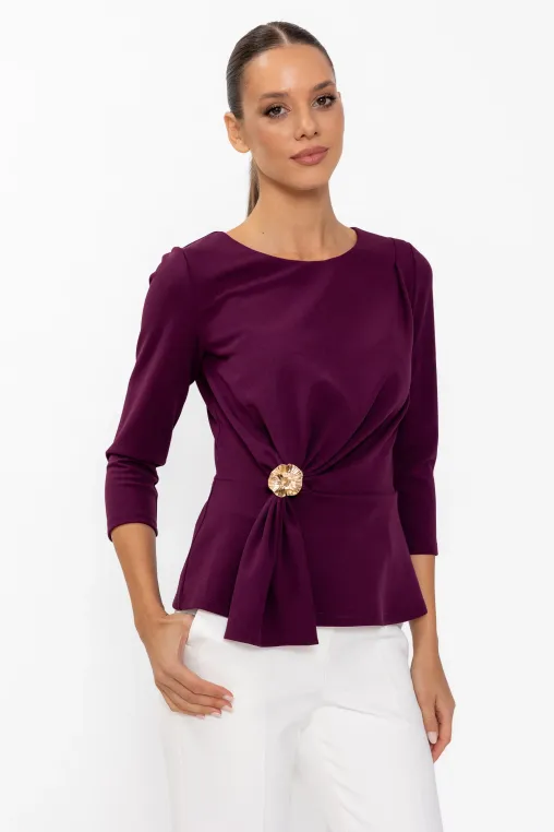 Bluză Caramel elegantă cu drapaj și broșă burgundy B4643 thumbnail picture - 