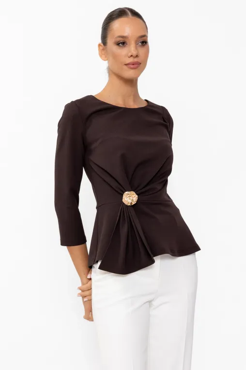 Bluză Caramel elegantă cu drapaj și broșă maro B4643 thumbnail picture - 