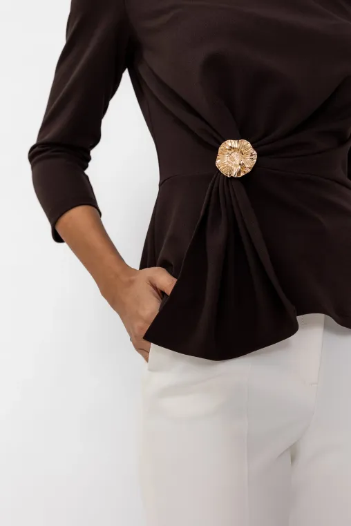 Bluză Caramel elegantă cu drapaj și broșă maro B4643 thumbnail picture - 