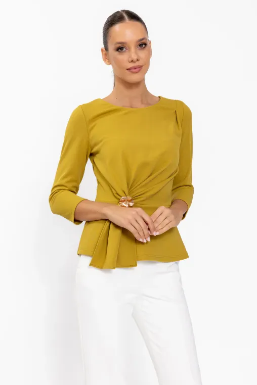 Bluză Caramel elegantă cu drapaj și broșă muștar B4643 thumbnail picture - 