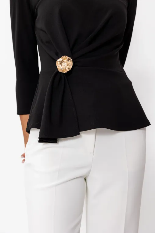 Bluză Caramel elegantă cu drapaj și broșă neagră B4643 thumbnail picture - 