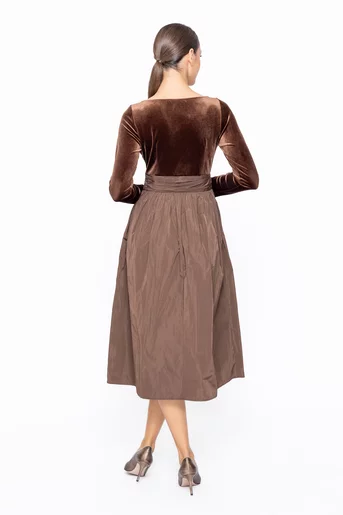 Rochie Caramel elegantă cu fusta din tafta maro R8582