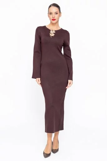 Rochie maxi tricotată  maro cu accesoriu metalic REF1007