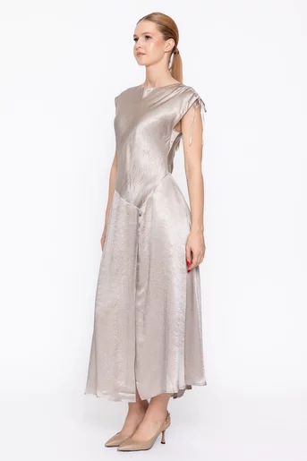 Rochie midi satinată cu șlit lateral bej  RMO60303