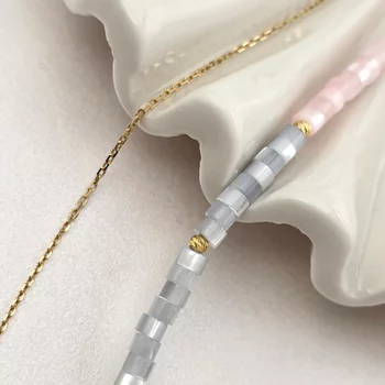 A Sziromtitok Nyaklánc Rubinkővel –  Rózsaszín, Szürke és Fehér Bambuszgyöngy Golyókkal – 18K Sárga Aranyozott 925 Sterling Ezüst