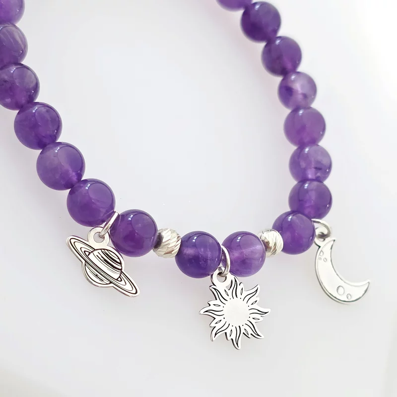 Ametiszt Ásvány Karkötő 3 Talizmánnal - Hold, Nap, Szaturnusz - 925-ös Ezüst - Rugalmas Szilikon