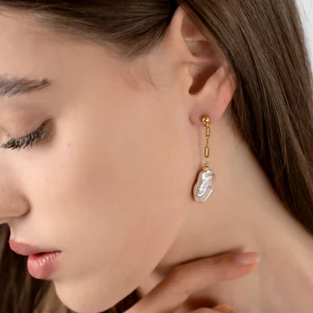 Átfűzős fülbevaló rózsaszín érmegyöngyökkel – 18 karátos sárgaarannyal bevont 925-ös ezüst