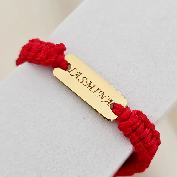 Baba Karkötő -  18K Sárga Aranyozott 925 Sterling Ezüst Név Lemez  -  Piros Makramé Zsinór