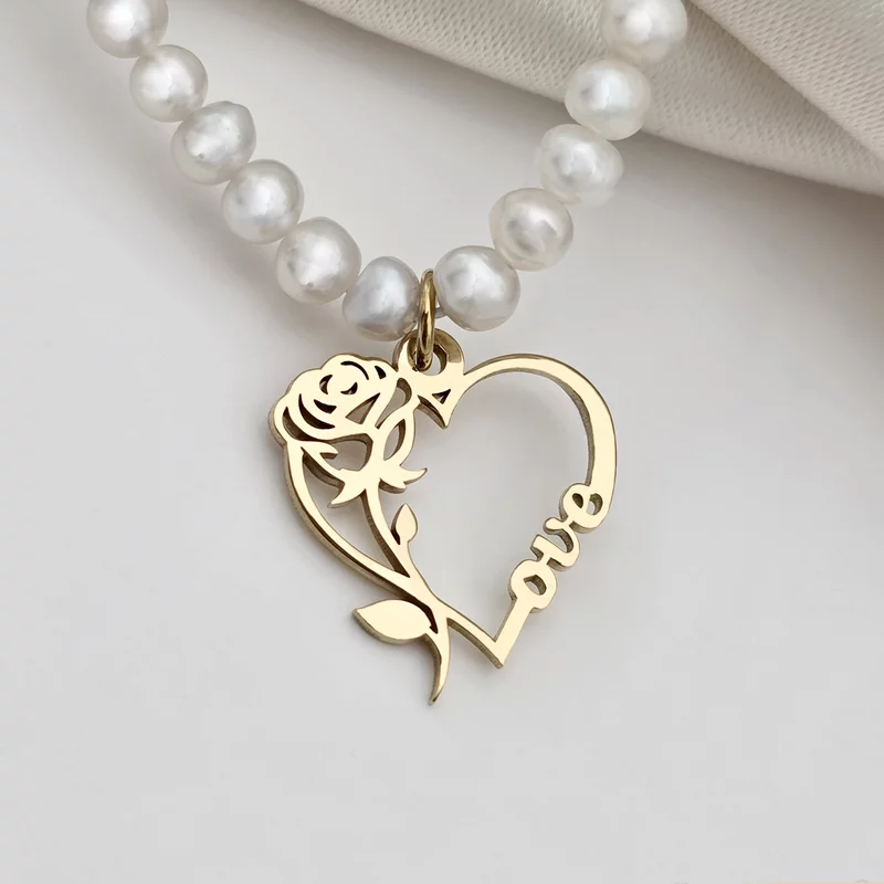 Belle Nyaklánc – Rózsa és LOVE Medál Gyöngysorral – 18K Sárga Aranyozott 925 Sterling Ezüst