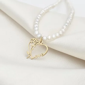 Belle Nyaklánc – Rózsa és LOVE Medál Gyöngysorral – 18K Sárga Aranyozott 925 Sterling Ezüst