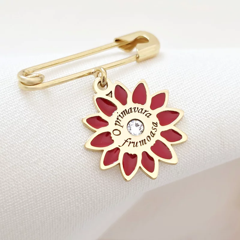 Biztostű Bross – Tavasz Virága – 18K Sárga Aranyozott 925 Sterling Ezüst, piros zománccal és Swarovski kristállyal