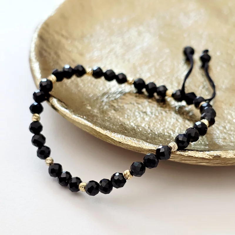 ÉLETERŐ karkötő - Élénkítő energia - 14 K Sárga Arany gömbökkel 2,5 mm Spinell ásvány gyöngyökkel - állítható fekete zsinór