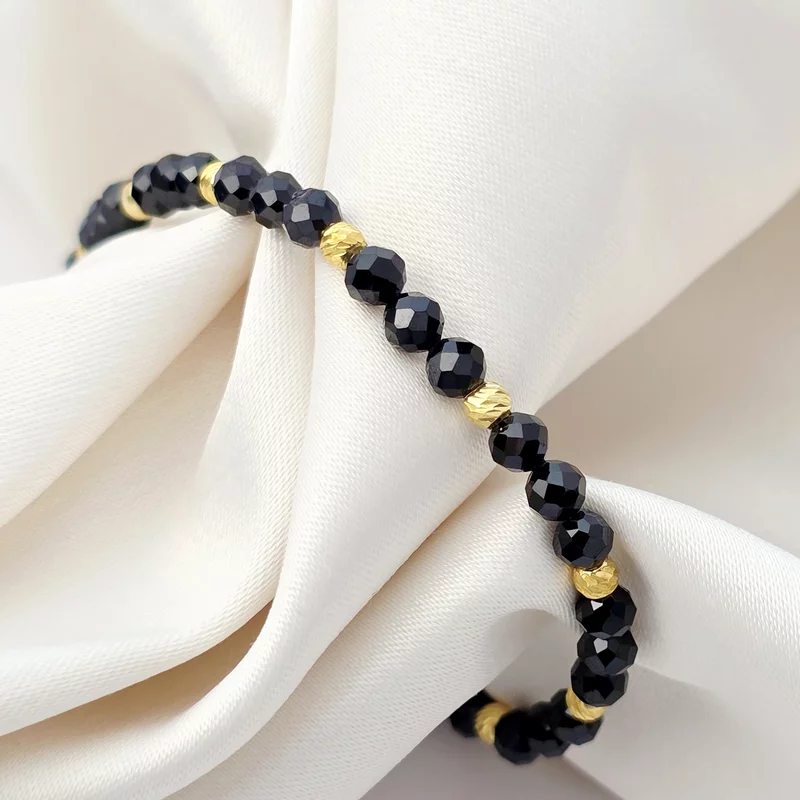 ÉLETERŐ karkötő - Élénkítő energia - 18 K Sárga Aranyozott 925 Ezüst gömbökkel 2,5 mm Spinell ásvány gyöngyökkel - állítható fekete zsinór