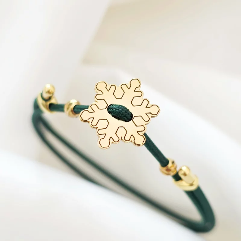 Hópehely karkötő – Vastag zöld zsinórral és 2 db 3 mm-es gyönggyel – 925 ezüst, 18K sárga arany bevonattal