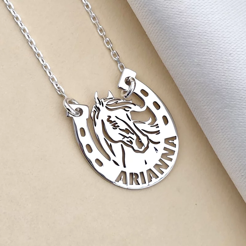 Lópatkó Nyaklánc – Ló, Patkó és Név Medál – 18 mm – Link Lánc – 925 Sterling Ezüst
