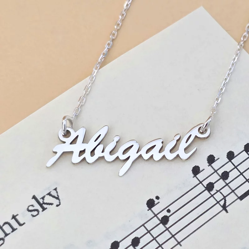 Névnyaklánc – Nőies Betűtípus – 925 Sterling Ezüst