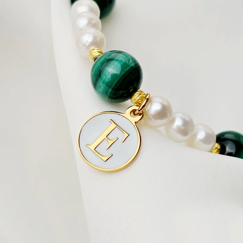 Nyaklánc tenyésztett gyöngyökkel és malachittal – Fehér zománcos monogram, elegáns váltakozó gyöngy- és malachit dizájn – 18 karátos sárgaarannyal bevont 925-ös ezüst