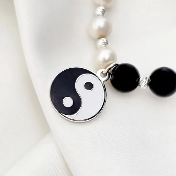 Elegáns Yin Yang nyaklánc fehér gyöngyökkel és ónix ásványokkal – 925-ös ezüst
