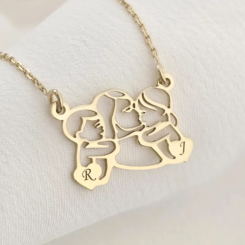 Anya Szívében Nyaklánc - Anya és Gyermekei Kezdőbetűkkel - 18K Sárga Aranyozott 925 Sterling Ezüst - Körkapocs
