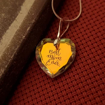 Szív formájú gravírozott Swarovski kristálylánc - A világ legjobb anyukája