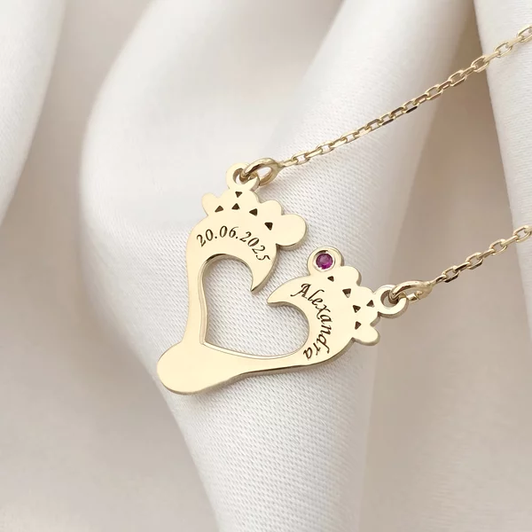 Személyre Szabott Nyaklánc – Lábnyom Szivecske Kontúr, Névgravírozás és Rubin –  18K Sárga Aranyozott 925 Sterling Ezüst