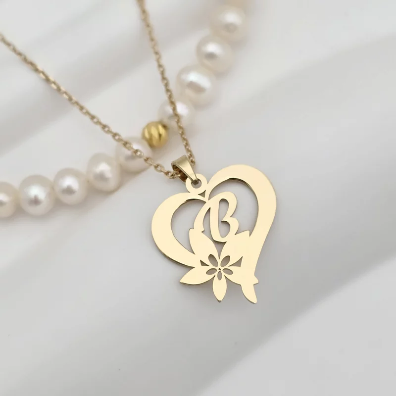 Szerelem Virága Nyaklánc – Szív Kezdőbetű Medállal Gyöngysorral és Finom Lánccal – 18K Sárga Aranyozott 925 Sterling Ezüst