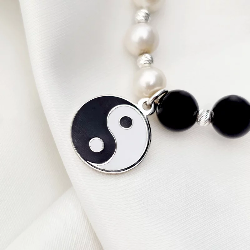 Elegáns Yin Yang nyaklánc fehér gyöngyökkel és ónix ásványokkal – 925-ös ezüst