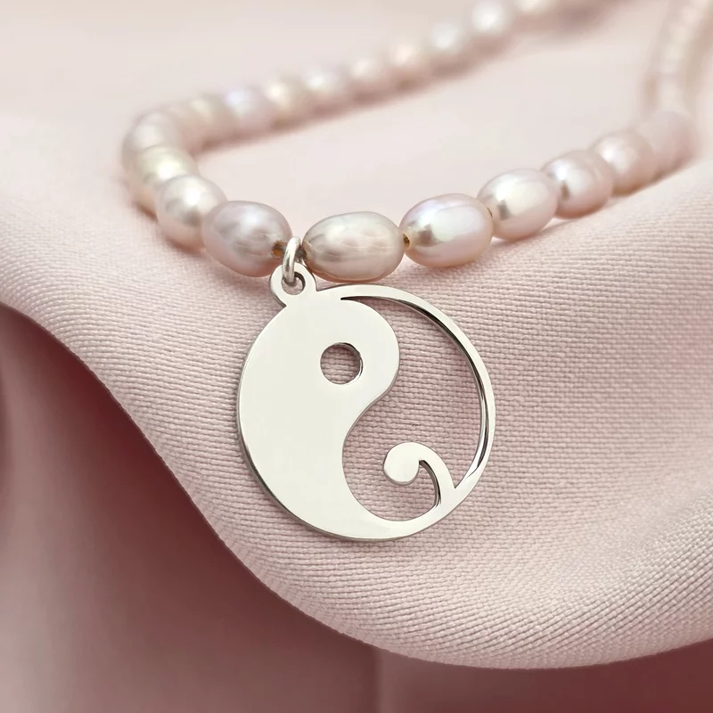 Yin & Yang Nyaklánc – Tenyésztett Rizsszem Gyöngysorral – 925-ös Sterling Ezüst