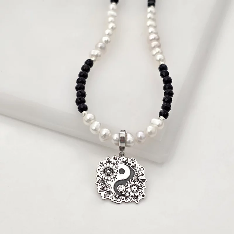 Yin & Yang Virág Nyaklánc Swarovski Kristállyal – Fehér Gyöngyök és Ónix – 925 Sterling Ezüst