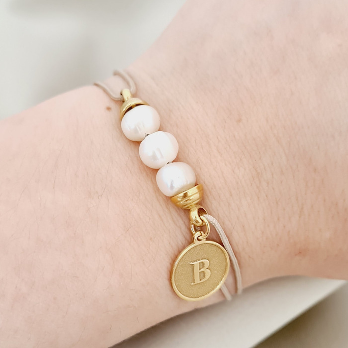 Bratara cu Perle – Initiala in profunzime – Model 3 perle si charm banut cu gravura inversa – Argint 925 placat cu Aur Galben 18K – Snur reglabil 18K