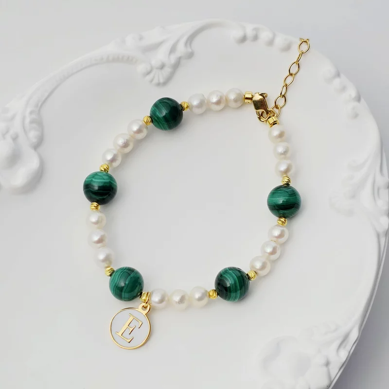 Bratara cu Perle & Malachit - Initiala in email alb - Model alternanta eleganta de perle, bilute si malachit - Argint 925 placat cu Aur galben 18K picture - 3