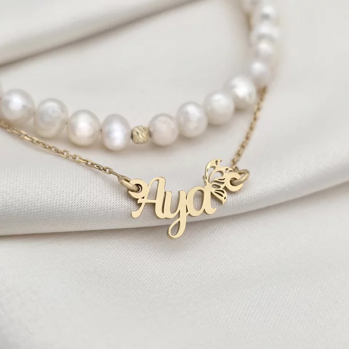 Lantisor cu Nume - Font Elegant & Fluturas - Combinat cu Sirag de Perle - Argint 925 placat cu Aur Galben 18K