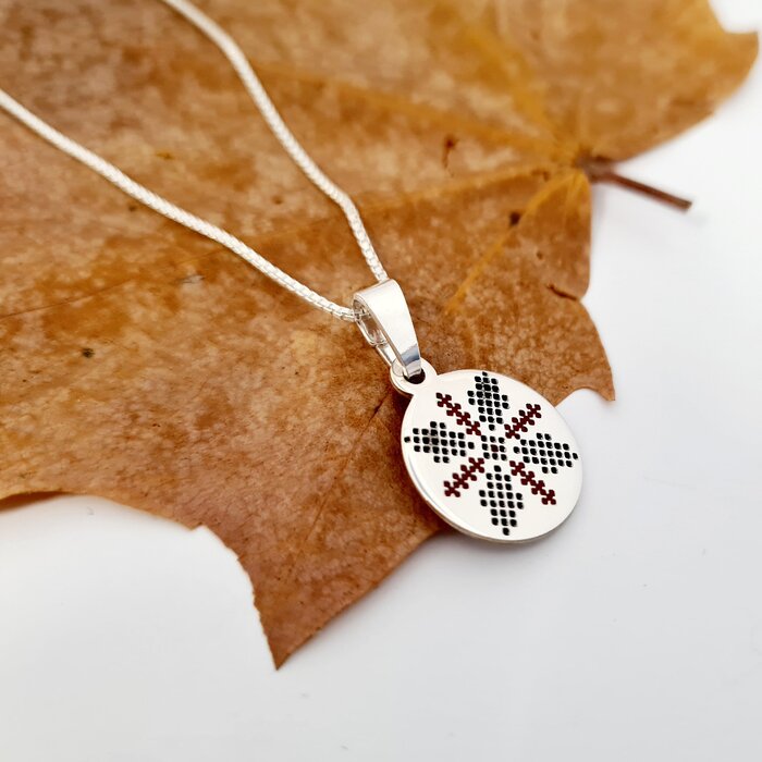 Lantisor personalizat – Pandantiv banut 15 mm – Simbol traditional crucea decorata cu email rosu – Argint 925 925